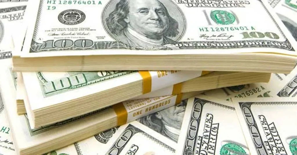 تراجع الدولار لأدنى مستوى في 6 أسابيع وسط ضغوط اقتصادية وعملات تتفوق
