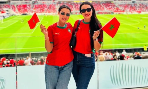 المرأة المغربية تصنع الحدث في مدرجات “كان 2025” وتعيد تعريف التشجيع الرياضي المرأة المغربية، كأس إفريقيا 2025، التشجيع الرياضي، الملاعب المغربية، الفضاء العمومي، تمكين المرأة، الثقافة الرياضية، الانتماء الوطني، المدرجات، المشاركة الجماهيرية.حضور نسائي لافت في مدرجات المغرب خلال كأس إفريقيا للأمم 2025 يعكس تحولات ثقافية واجتماعية، ويبرز دور المرأة كمشارك أساسي في المشهد الرياضي الوطني.