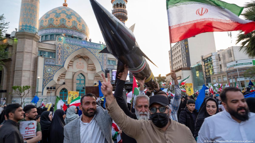 تصعيد غير مسبوق بين إسرائيل وإيران… وترقب لردود الفعل الرسمية